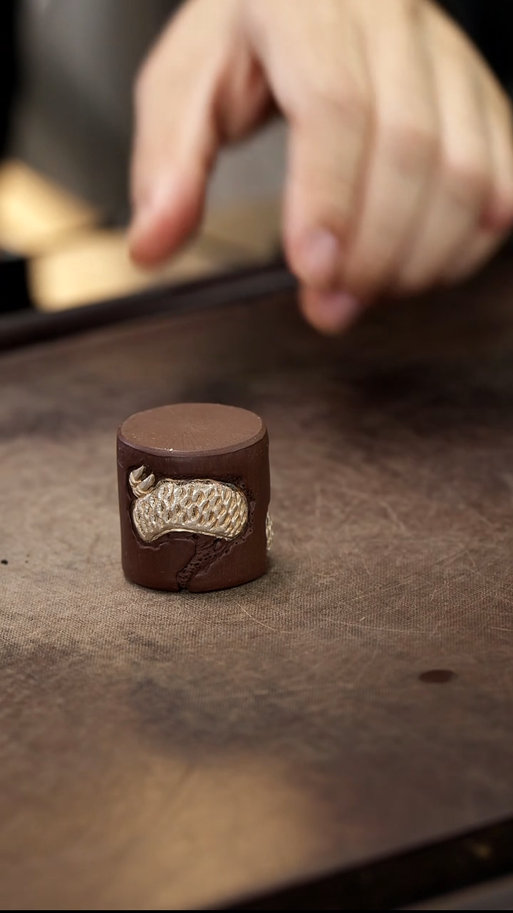 描金隐龙盖置雕塑