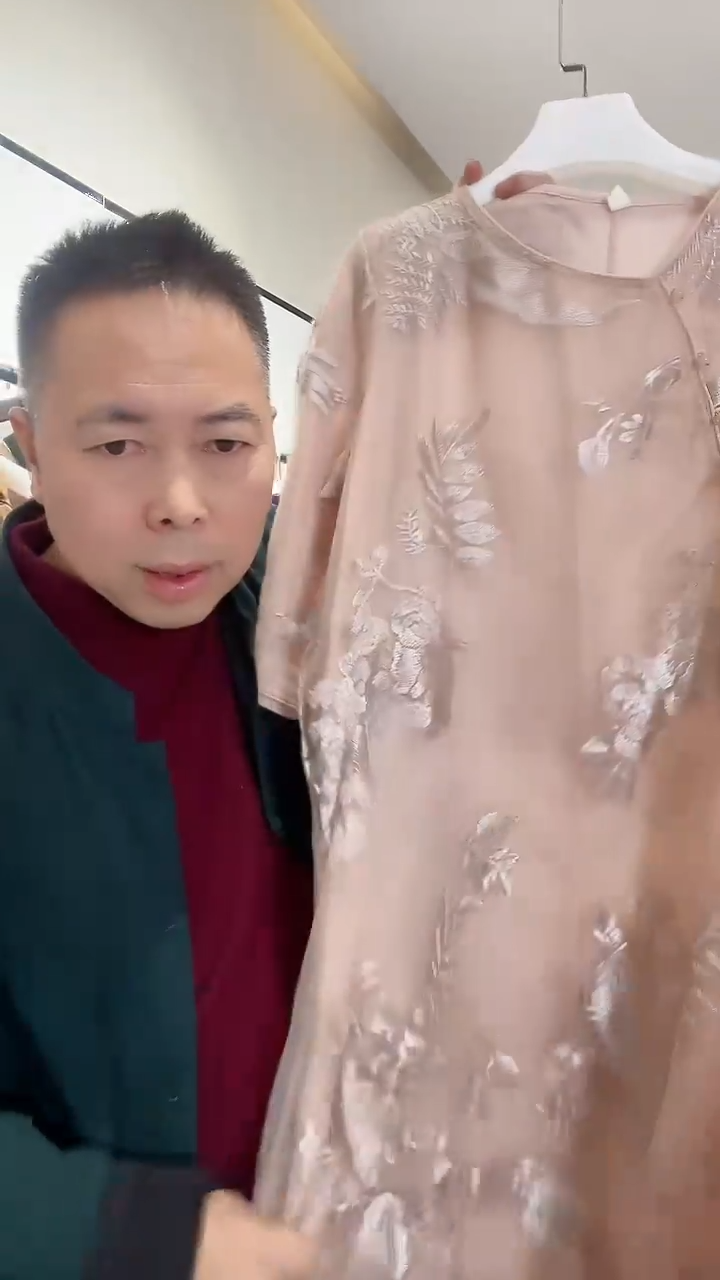 嫩粉色连衣裙 均码 190
