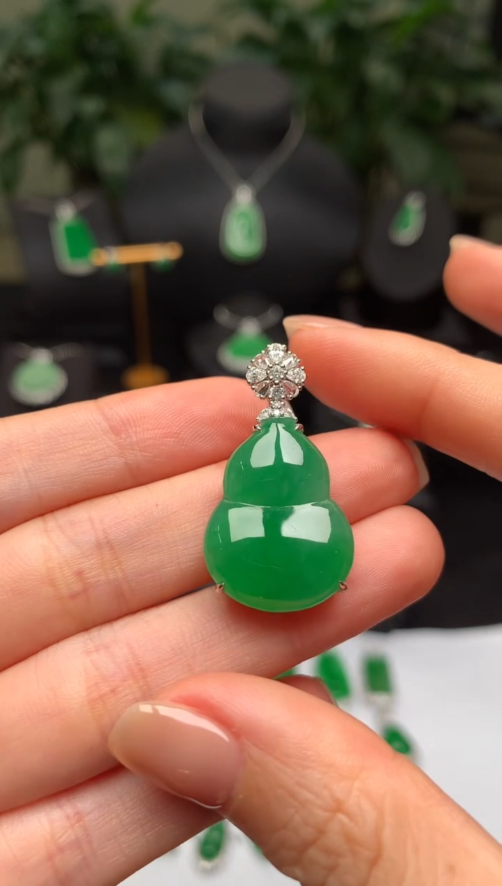 颈饰18K金镶嵌翡翠葫芦