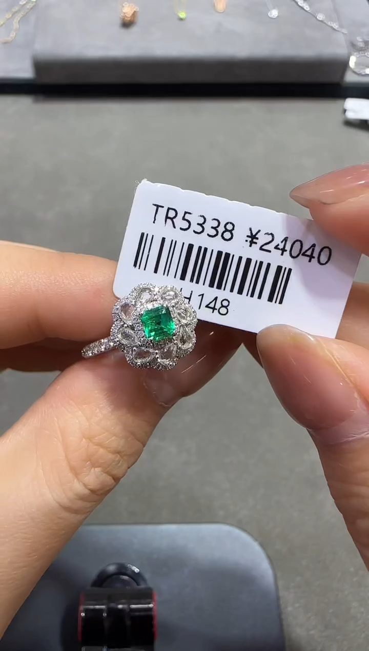 【闪购商品】祖母绿/18K金镶嵌h148戒指