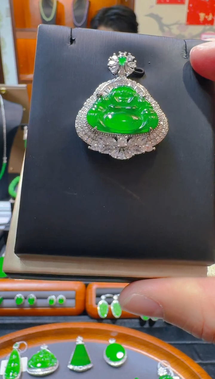 【闪购商品】翡翠吊坠(赠链)未镶嵌天然A货翡翠