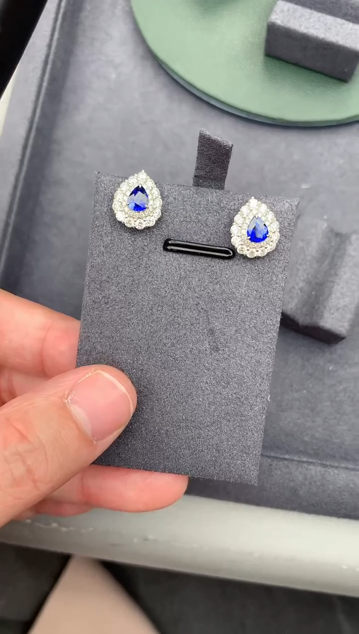 【闪购商品】蓝宝石耳钉18K金镶嵌97分皇家蓝耳钉