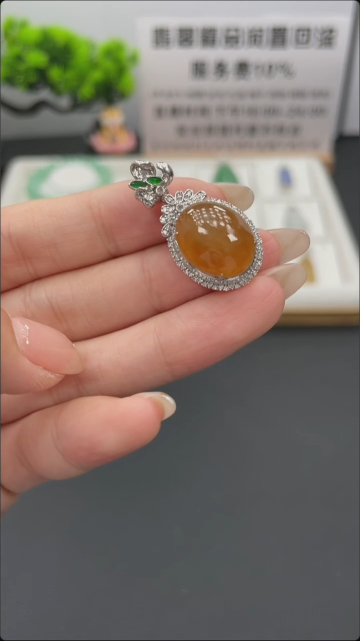 翡翠18K金镶嵌颈饰天然缅甸A货翡翠18k金镶嵌吊坠