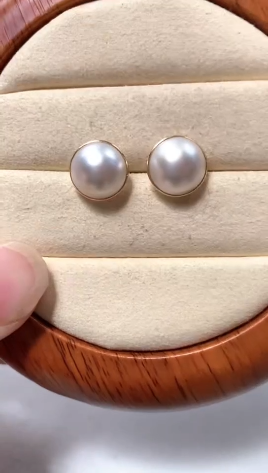 【闪购商品】拼合珍珠（马贝珠）耳钉18K金镶嵌月色耳钉