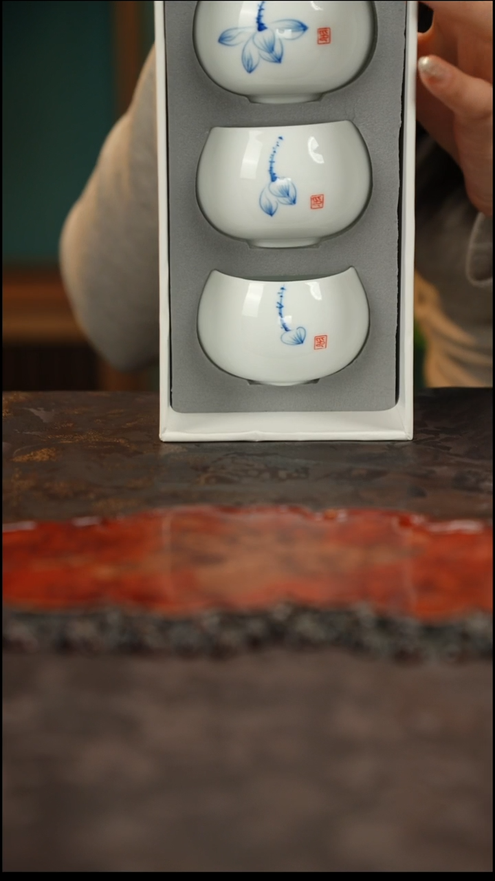 青花手绘荷花}主人杯}