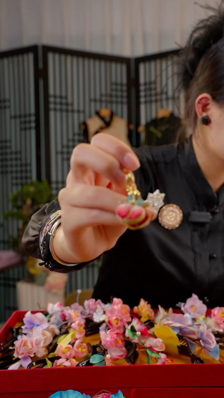刺绣非遗绒花手工饰品