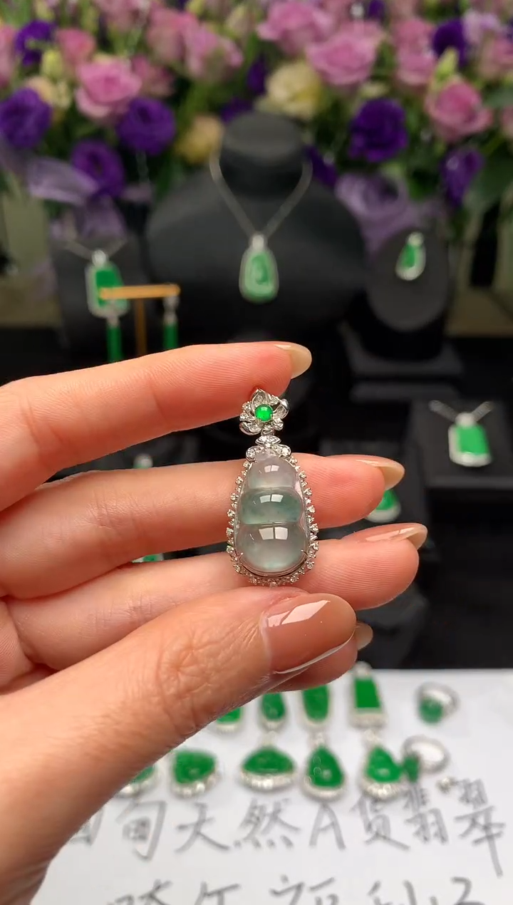 颈饰18K金镶嵌翡翠福豆