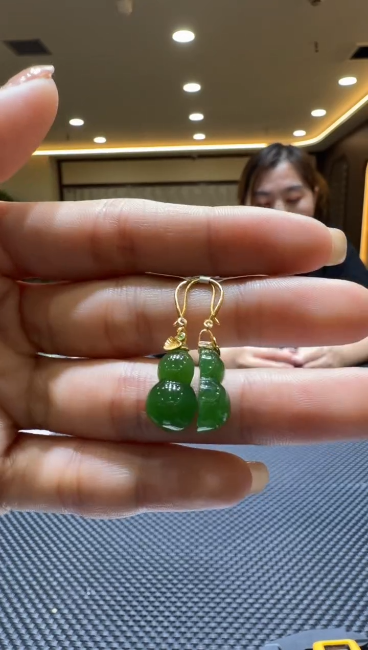 颈饰18K金镶嵌和田玉耳饰一对