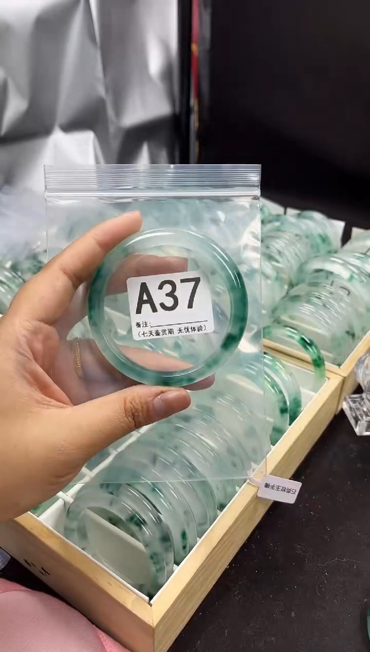 【闪购商品】石英岩玉手镯未镶嵌A37