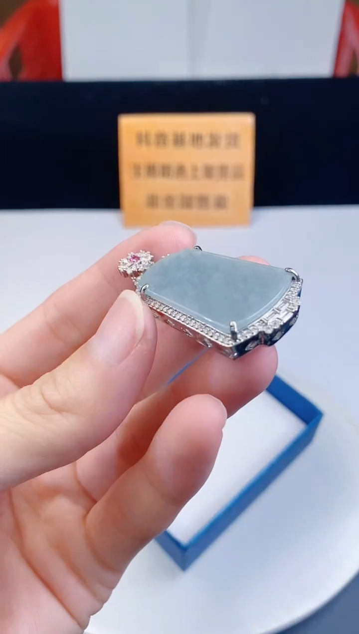 颈饰未镶嵌翡翠   