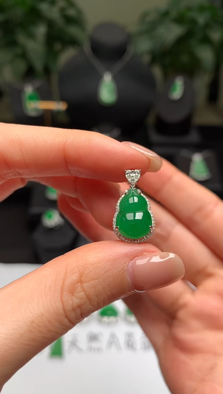 颈饰18K金镶嵌翡翠葫芦