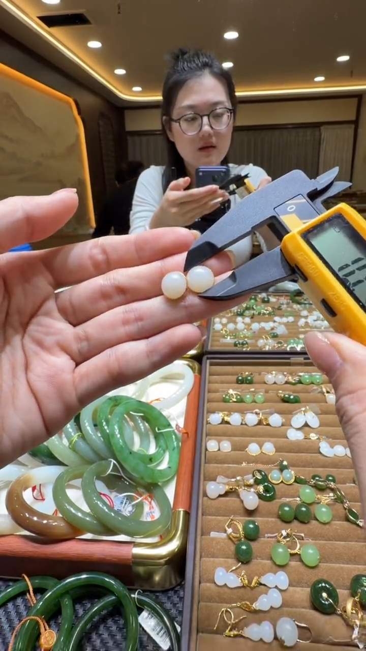 颈饰18K金镶嵌和田玉耳饰一对