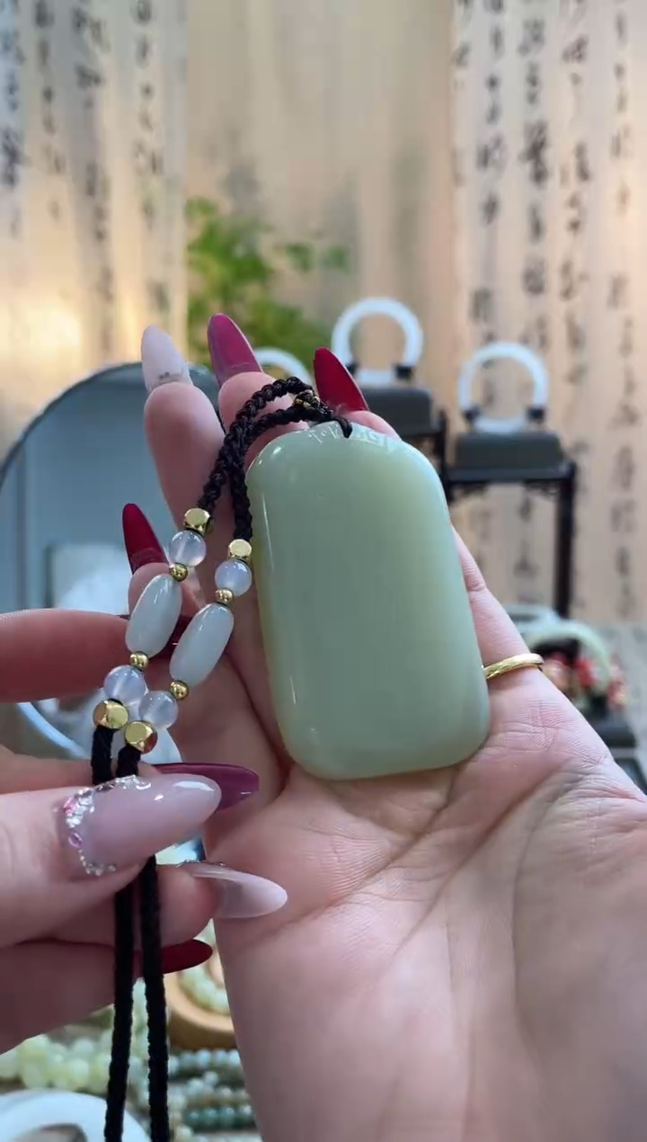 青海料46大无事牌，带中国结编绳