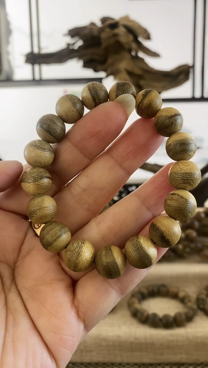 沉香手串加里曼丹花珠12+MM单圈