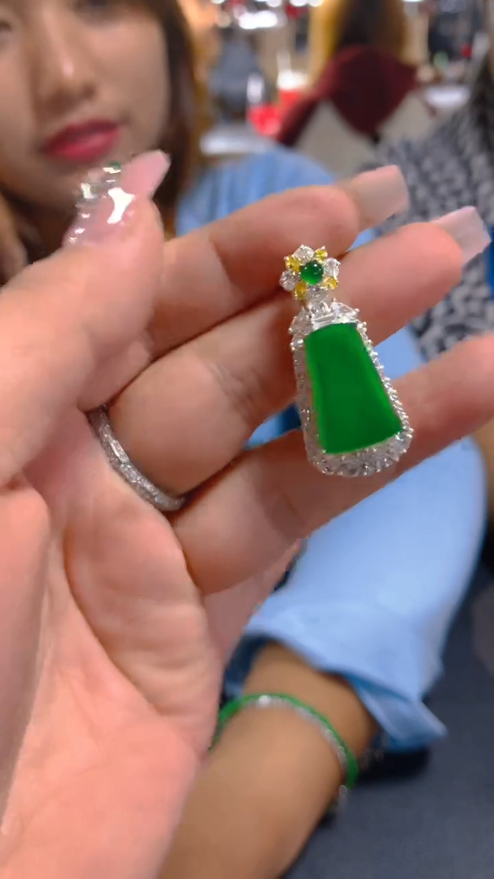 【闪购商品】翡翠吊坠(赠链)未镶嵌0380750035多样性发其一