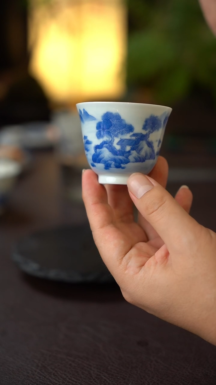 景德镇全手工手绘青花山水直口铃铛杯