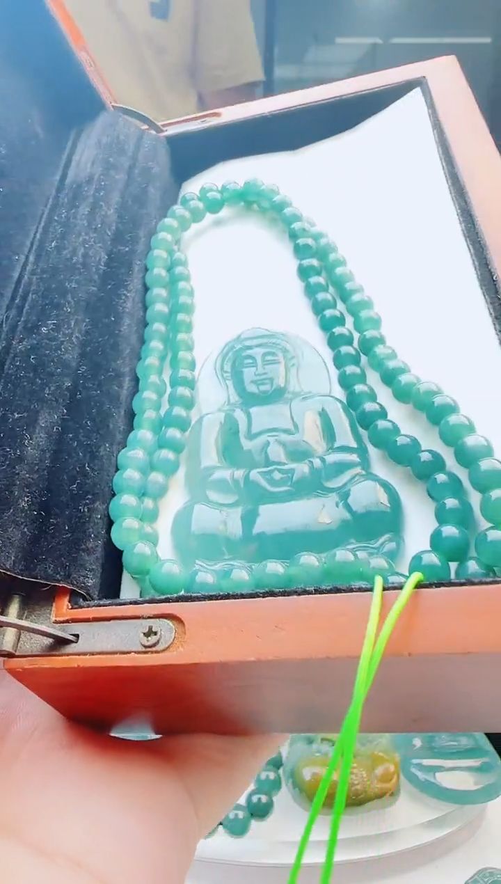 翡翠未镶嵌颈饰多样性发货其中一件