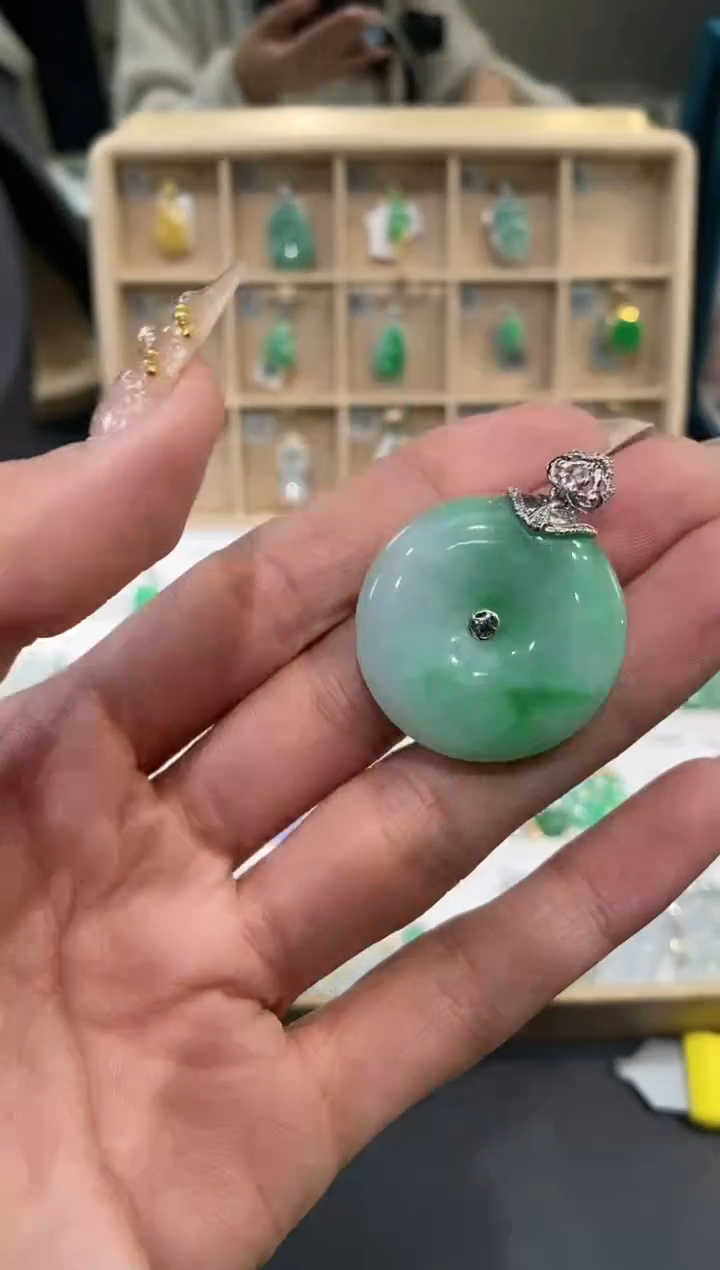 【闪购商品】翡翠吊坠(不含链)18K金镶嵌平安扣