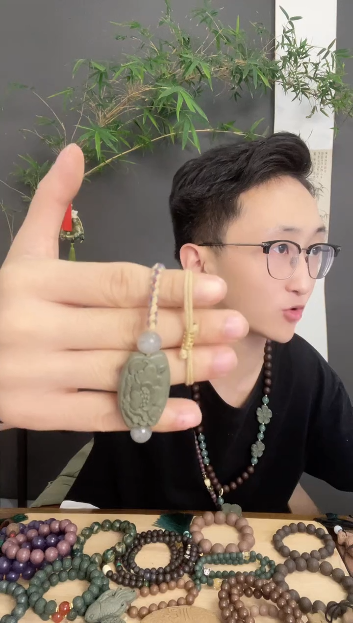 泥塑青瑶露牡丹手牌