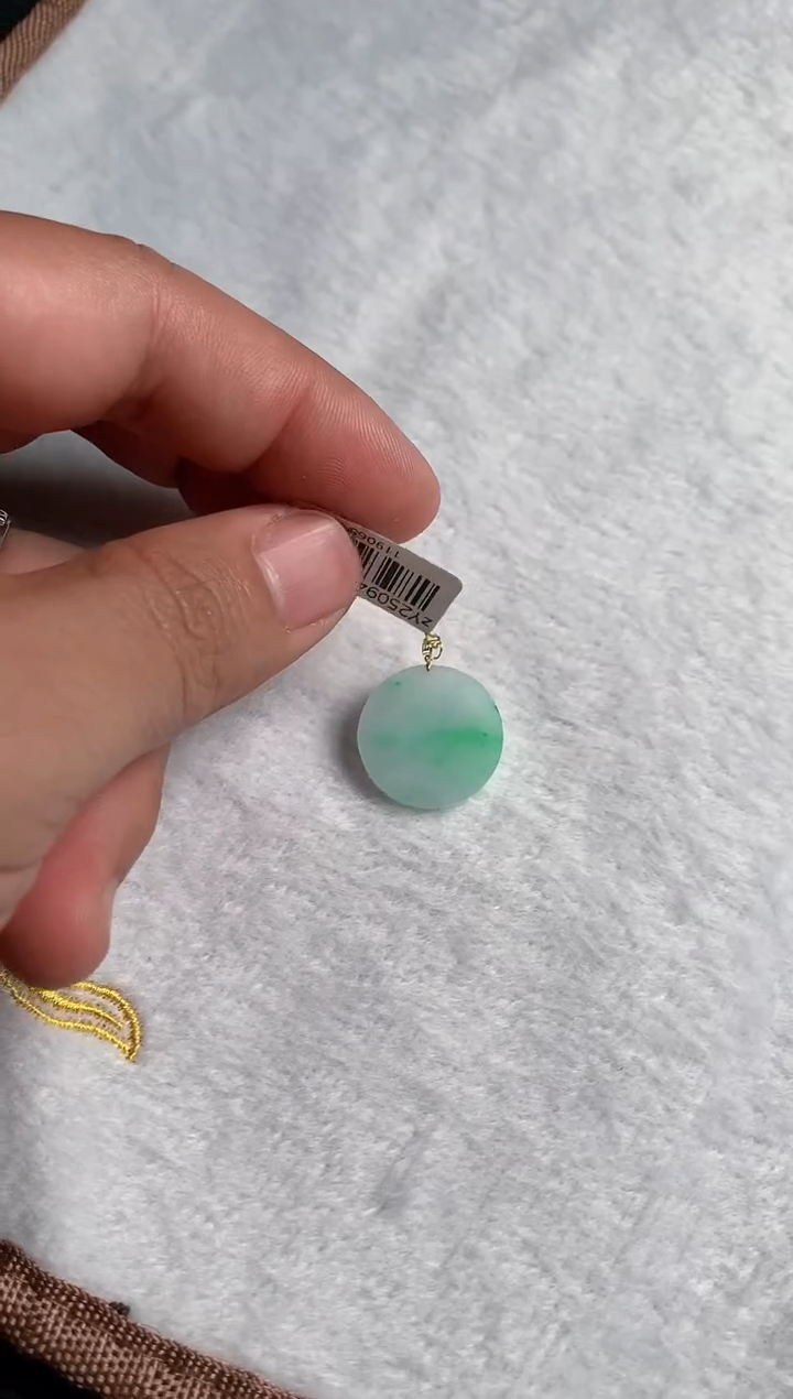 颈饰18K金镶嵌翡翠是**呀1