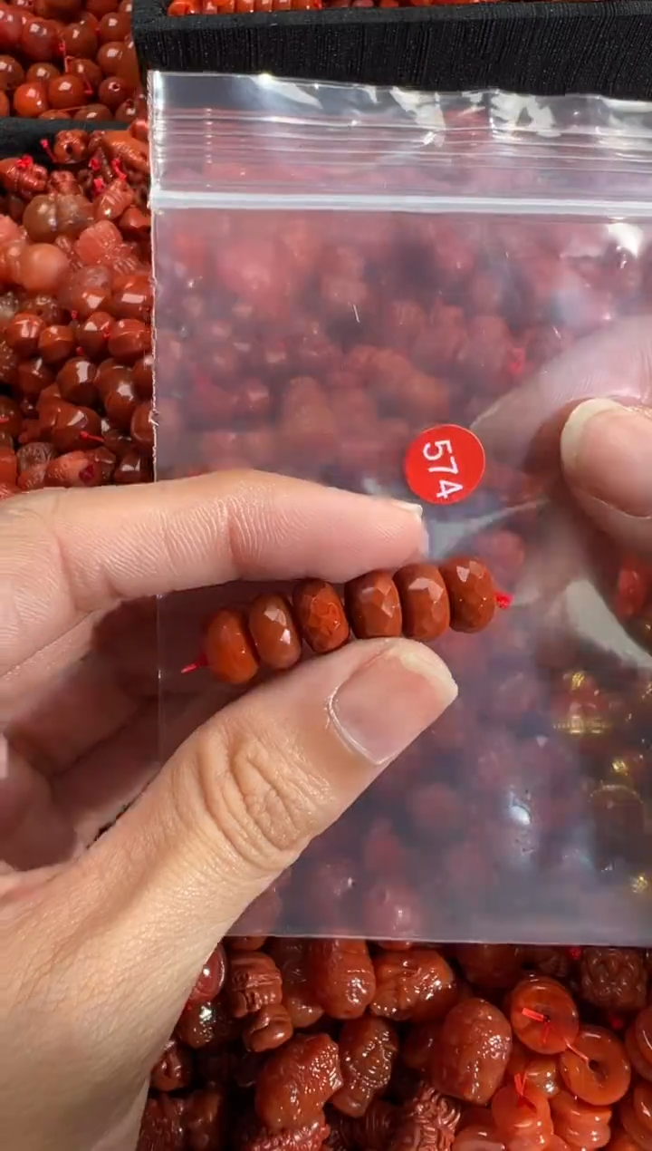 南红玛瑙未镶嵌颈饰1