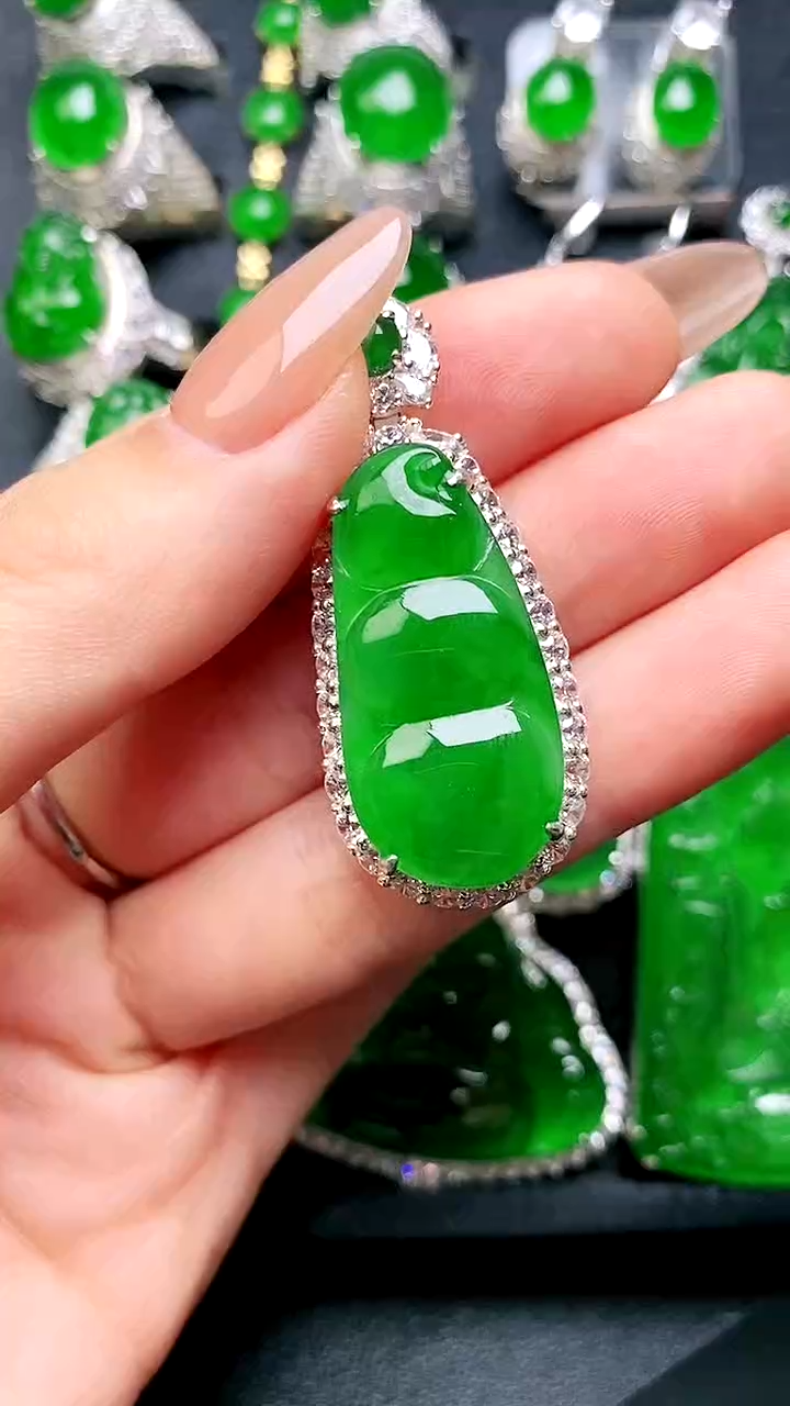 【闪购商品】翡翠吊坠(赠链)银S925镶嵌福豆吊坠