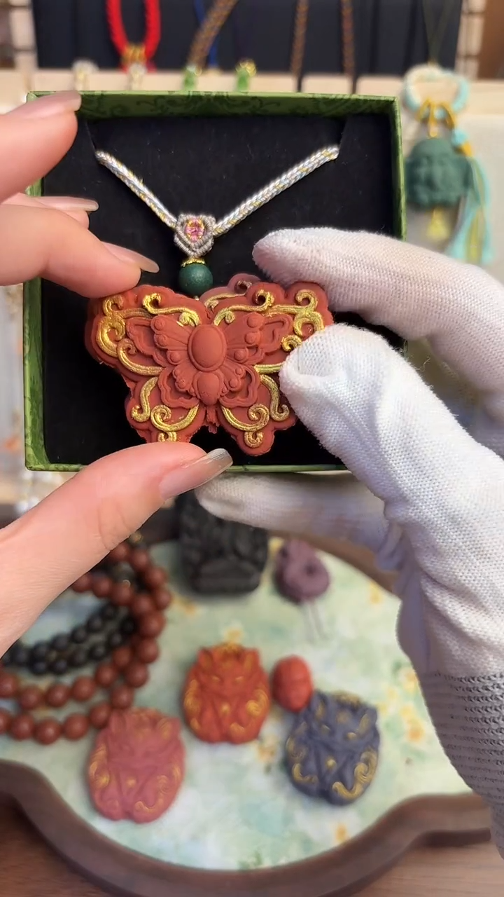 泥塑国色天香描金蝴蝶香牌一个