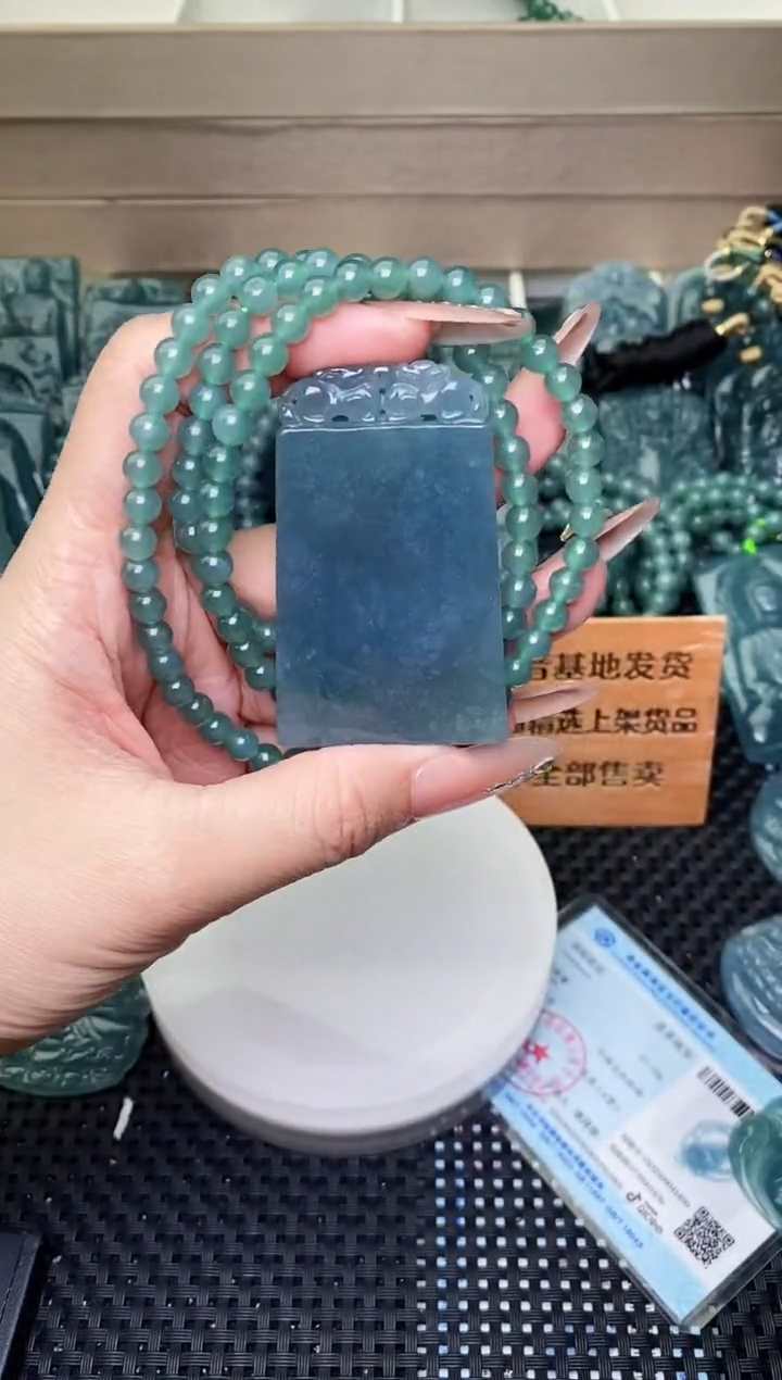 颈饰未镶嵌翡翠 