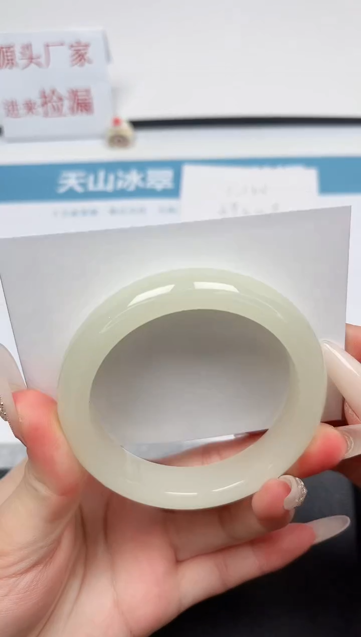 【闪购商品】石英质玉手镯未镶嵌79-55.5