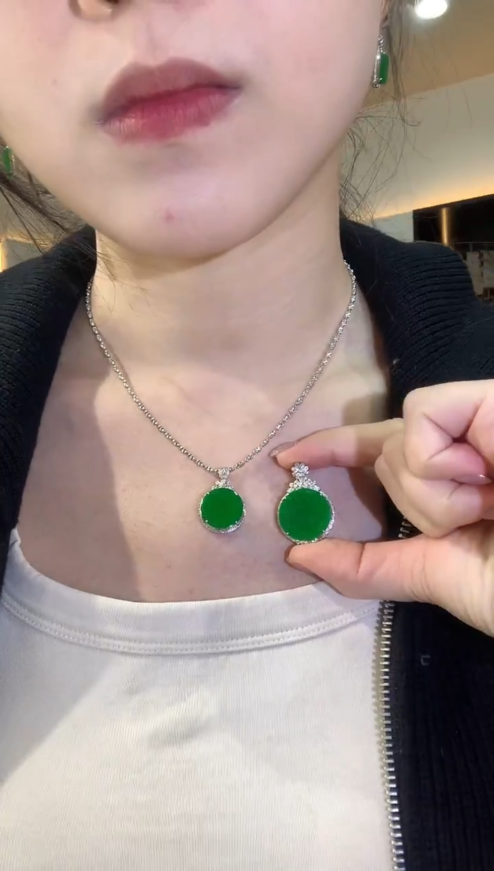 吊坠(不含链)18K金镶嵌翡翠Q174|多样性发其一|6800