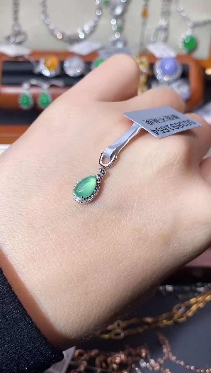 【闪购商品】翡翠颈饰18K金镶嵌吊坠