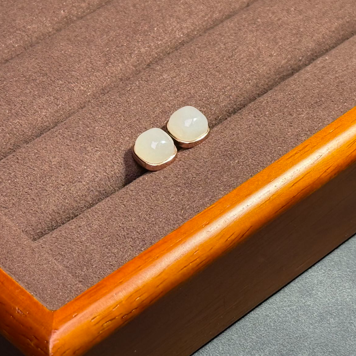 和田玉方糖耳钉银镶嵌女士经典，新疆发货