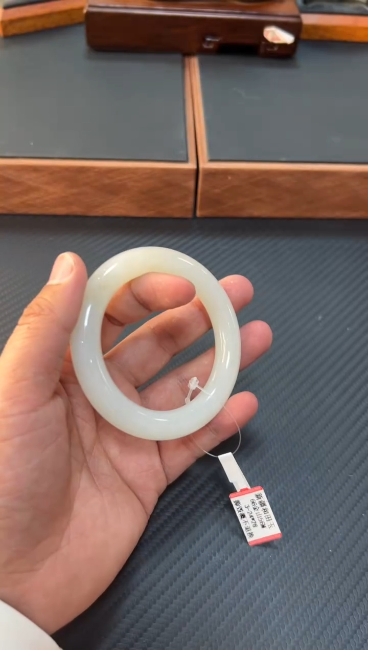 和田玉未镶嵌手镯且末金山微色差M56