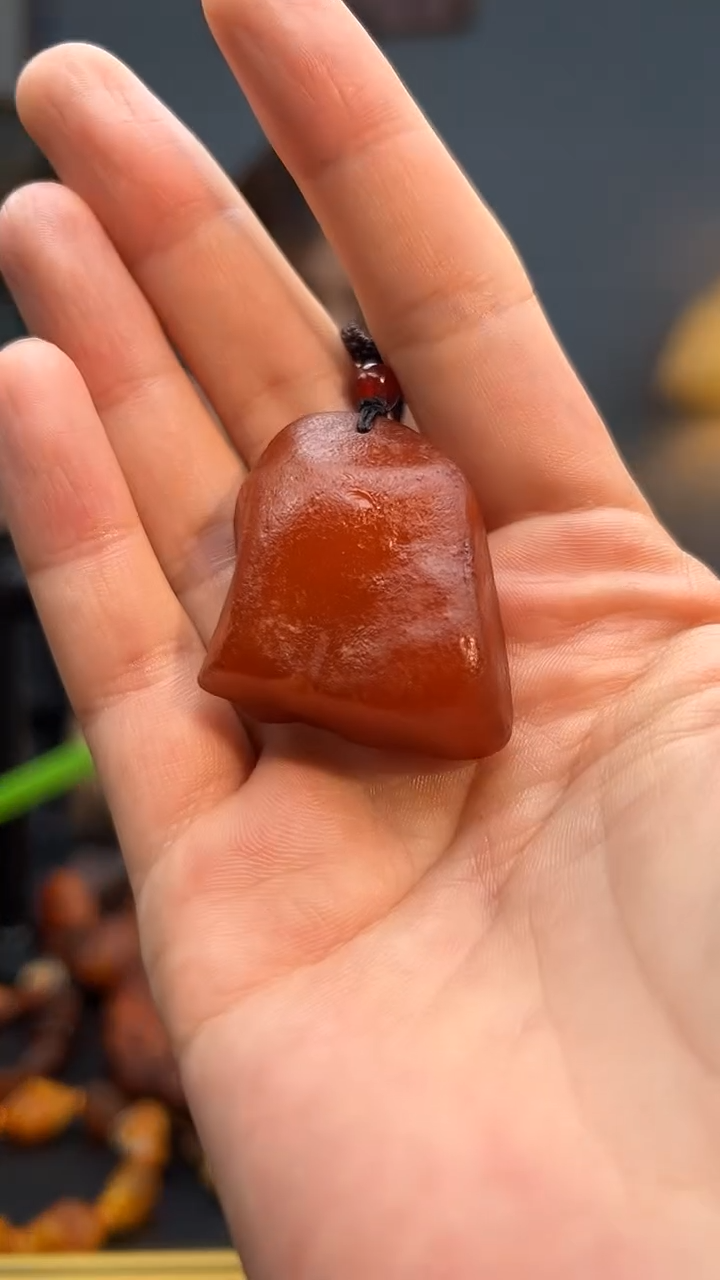 未镶嵌颈饰琥珀吊坠