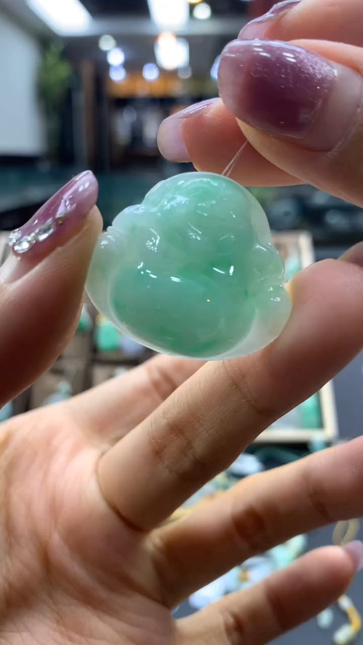 翡翠未镶嵌颈饰佛公