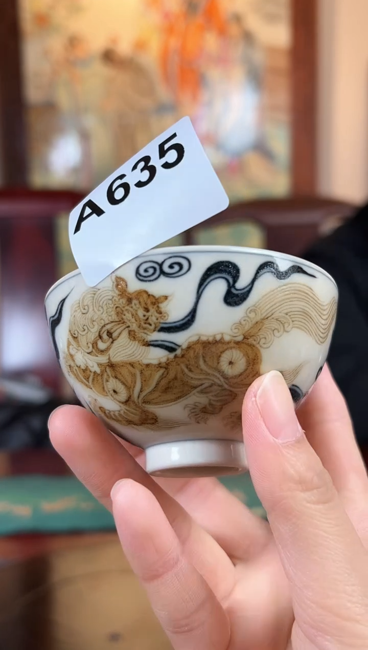 【闪购商品】其他青花釉里金狮子滚绣球鸡心杯A635