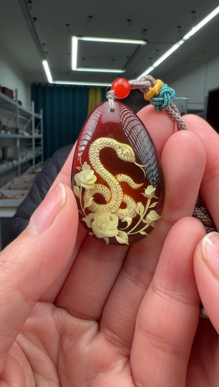 琥珀颈饰未镶嵌小蛇