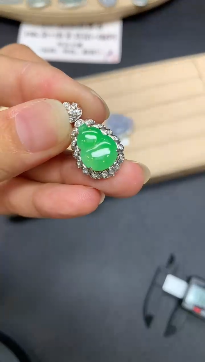 翡翠18K金镶嵌吊坠(不含链)葫芦【无服务费】