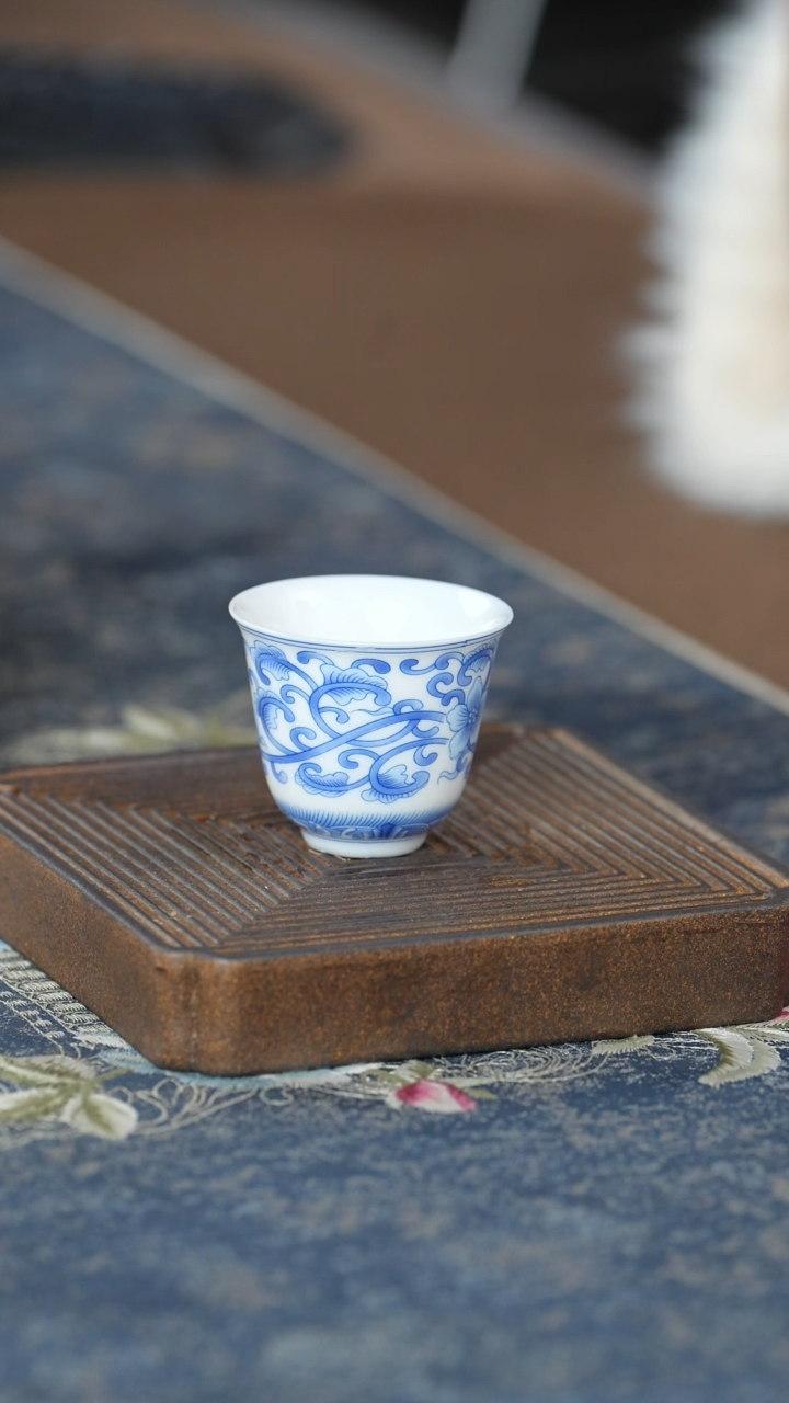 【闪购商品】【蓝堆缠枝莲客杯】【12西泠礼盒】