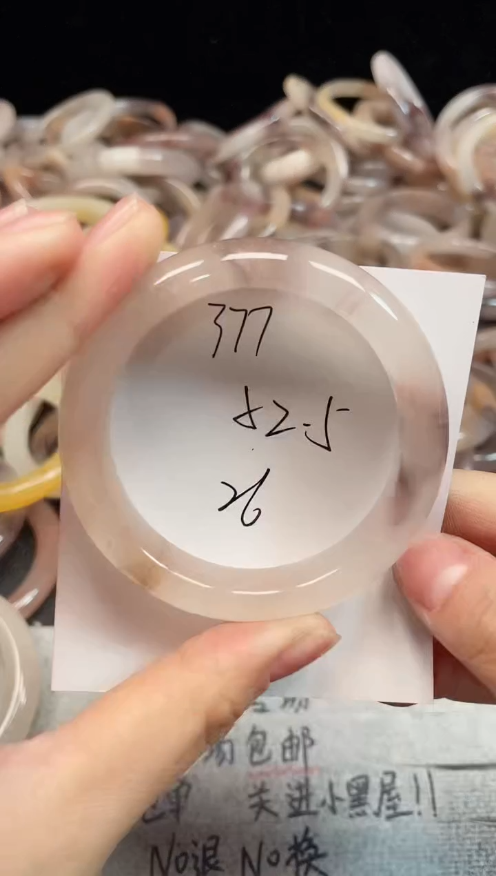 未镶嵌手镯石英质玉377