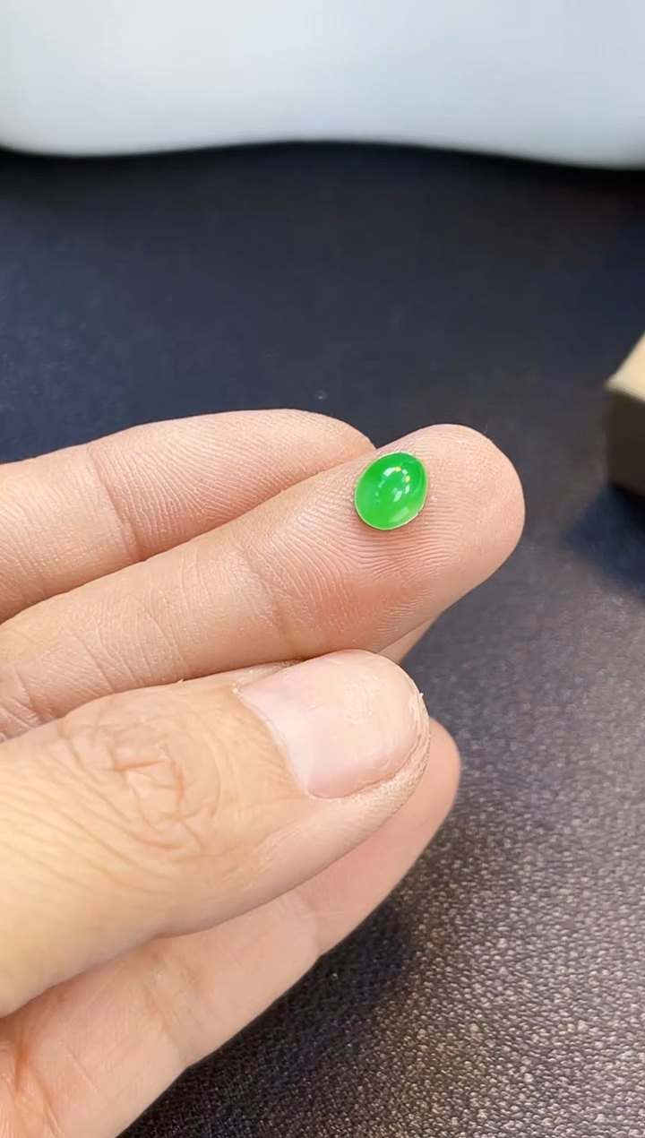 裸石翡翠林煜斌33满色阳绿蛋面7*5.3*3.2