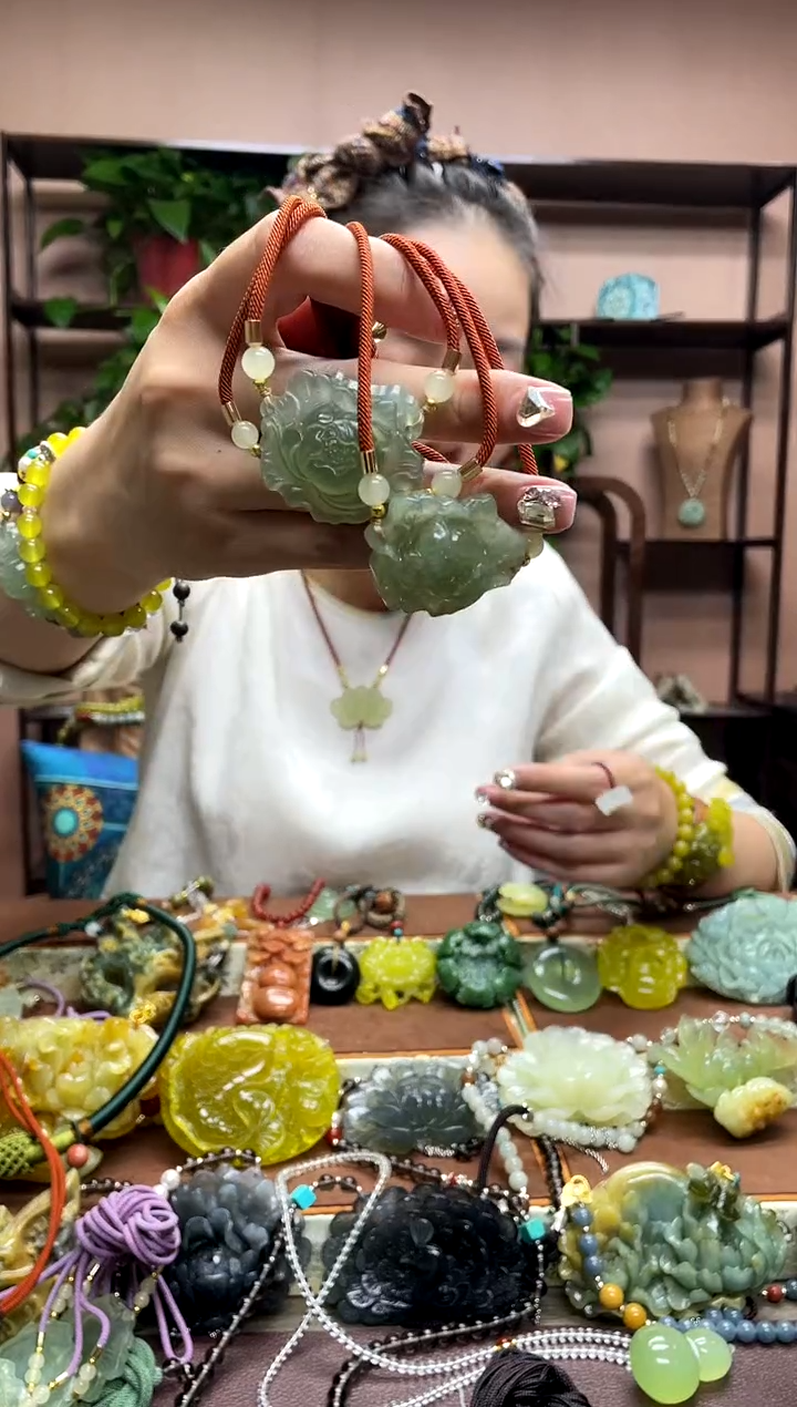 未镶嵌岫玉吊坠多样性发货发其中之一