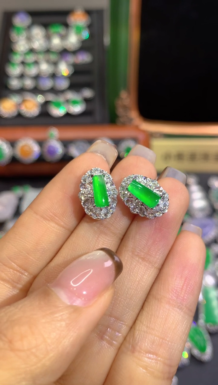 18K金镶嵌翡翠耳饰翡翠