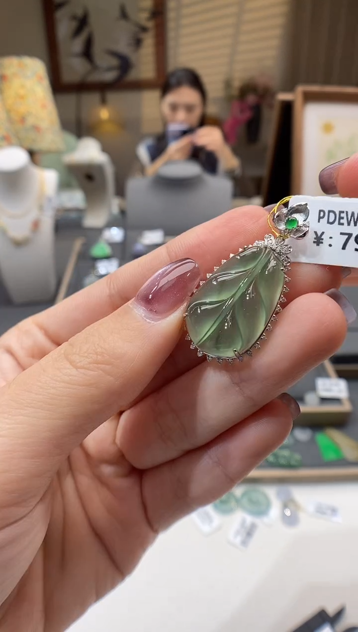 【闪购商品】翡翠颈饰18K金镶嵌叶子