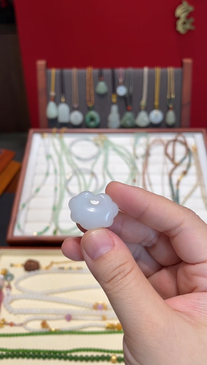 和田玉未镶嵌颈饰吊坠