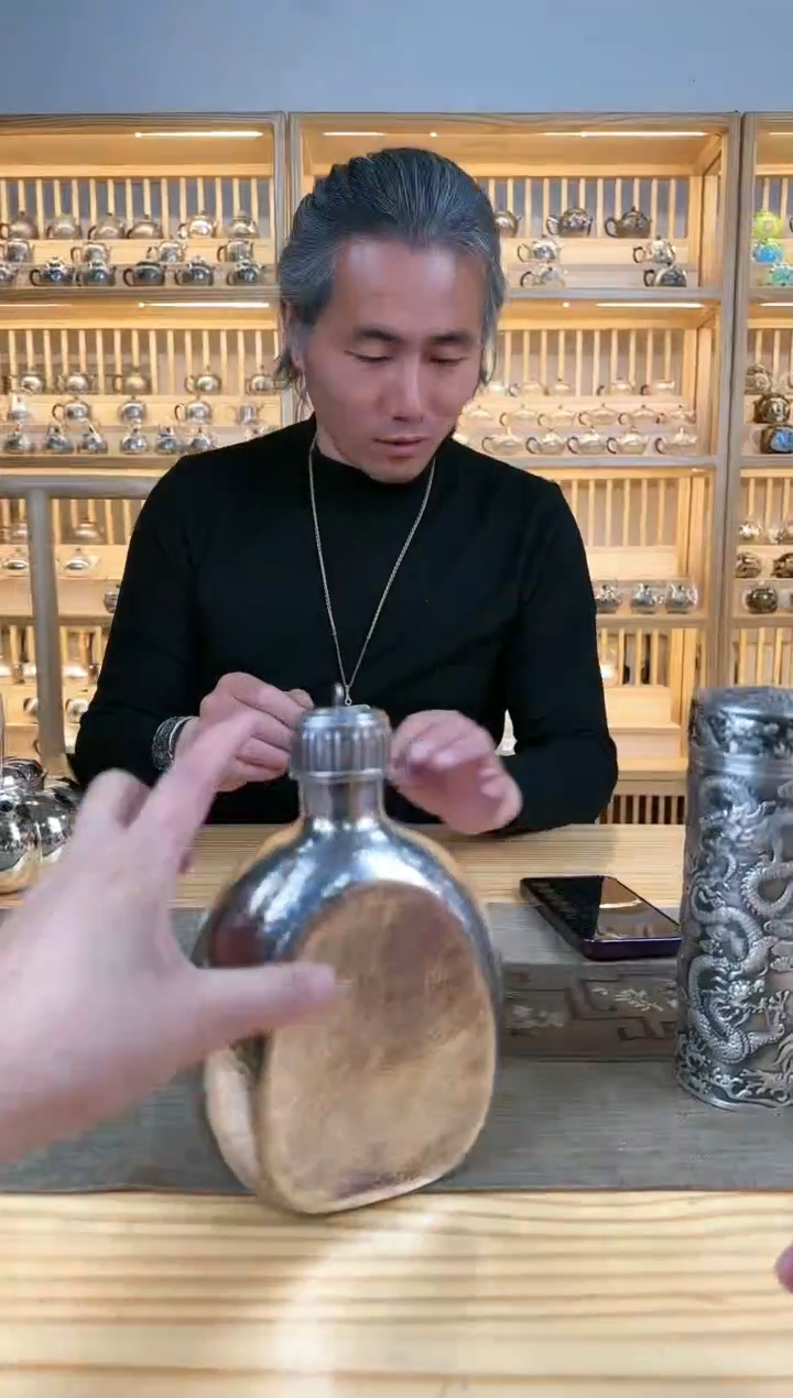 【闪购商品】经典锤纹行军壶银壶