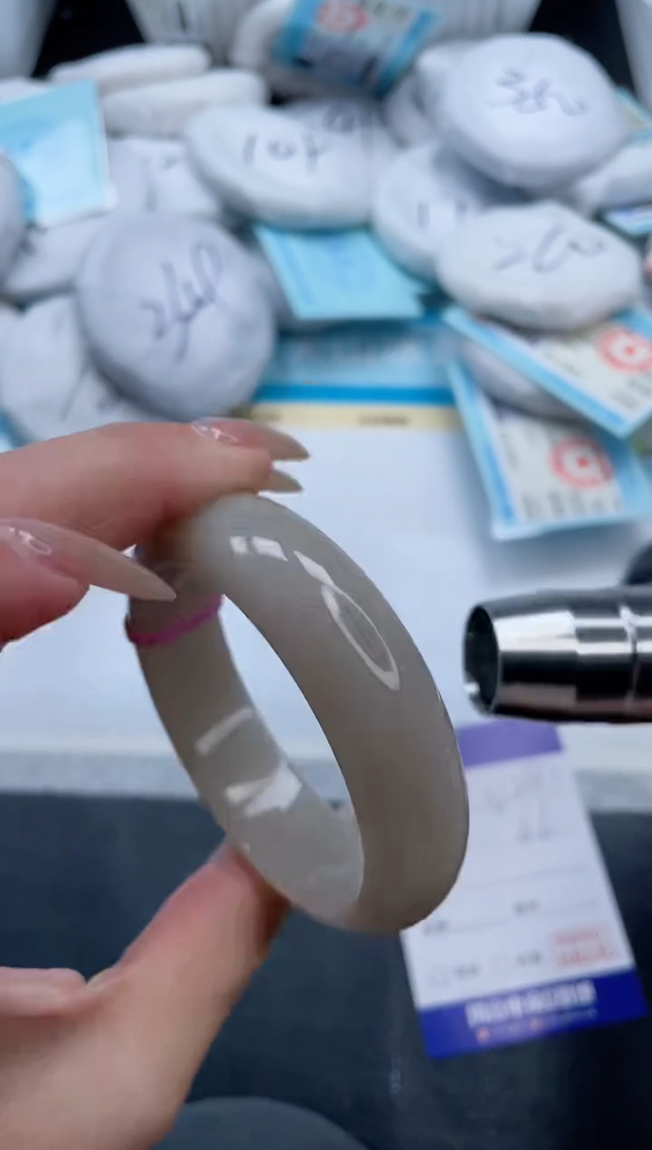 【闪购商品】石英质玉手镯未镶嵌6V281-54