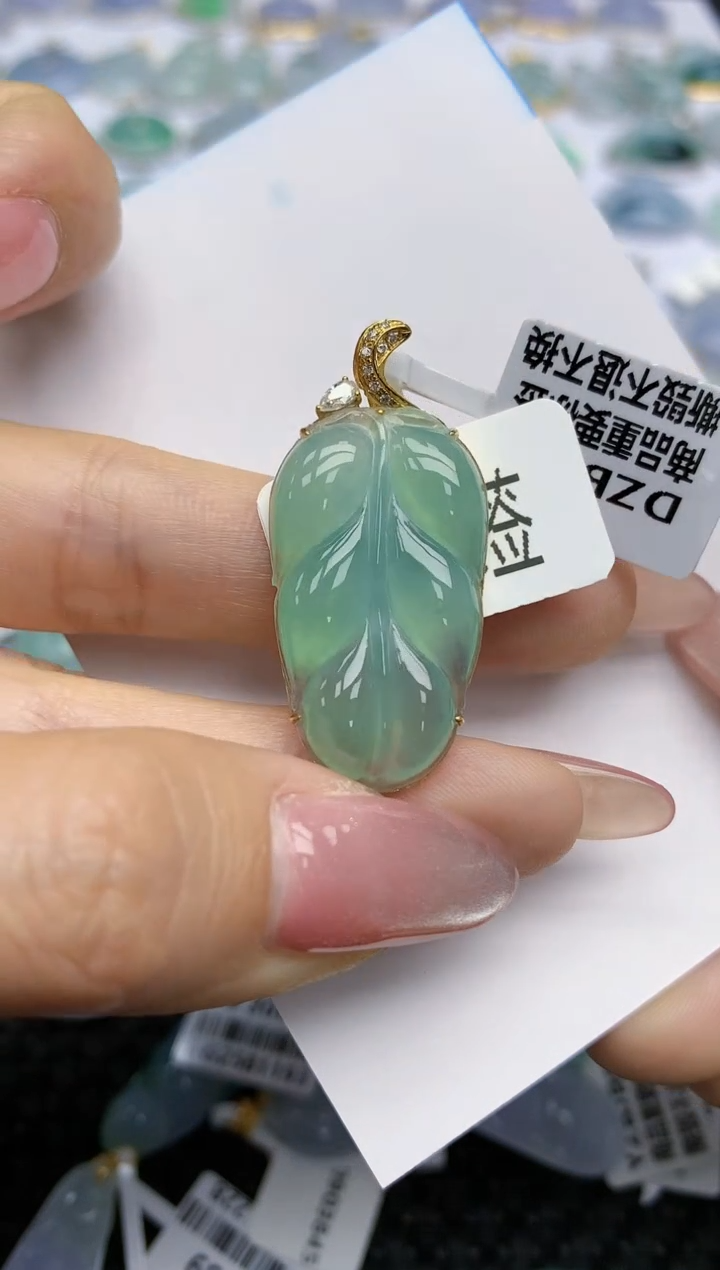 【闪购商品】翡翠挂件18K金镶嵌天然翡翠A货