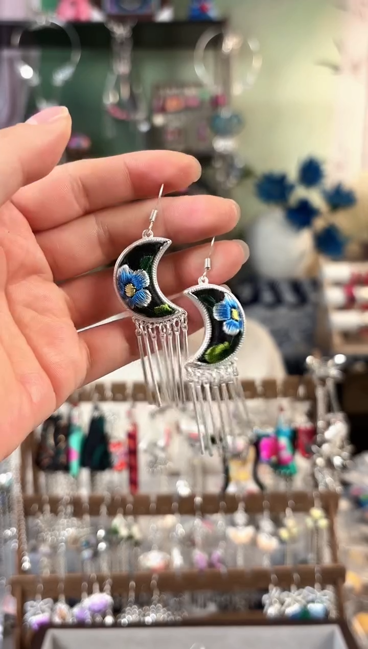 彩云南阁非遗老绣饰品506*