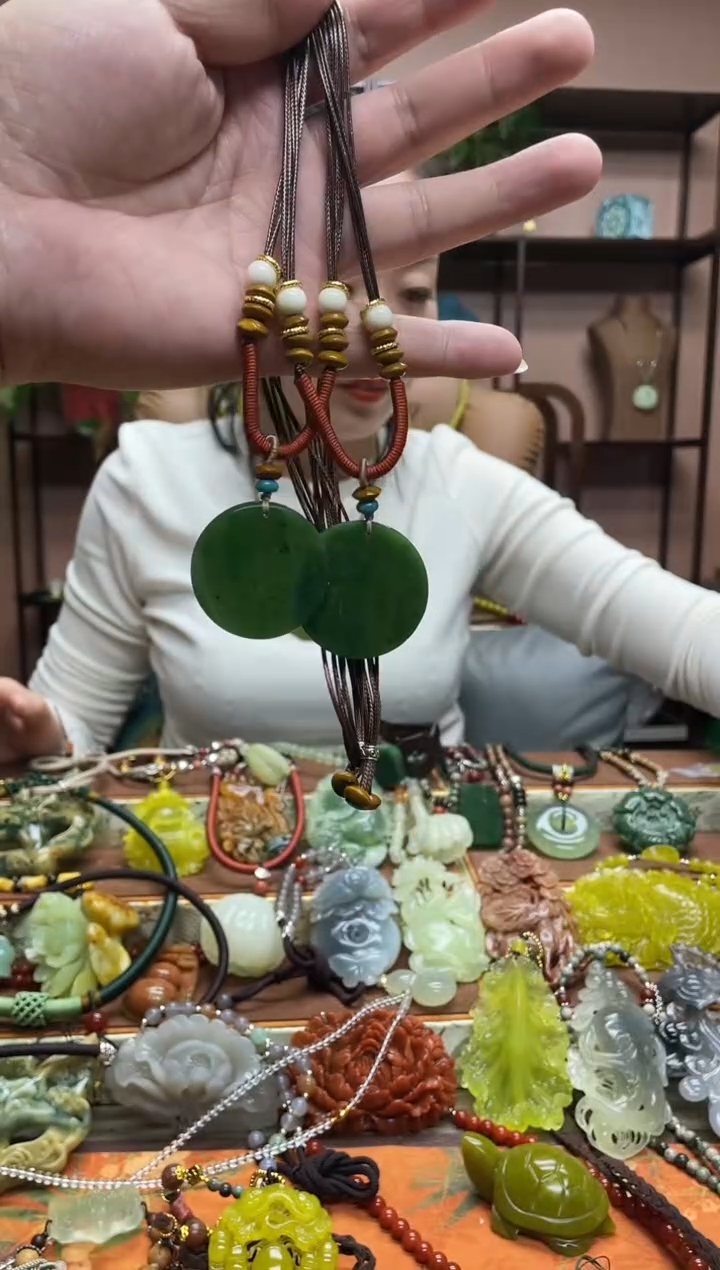 颈饰未镶嵌和田玉多样性发货发其中之一